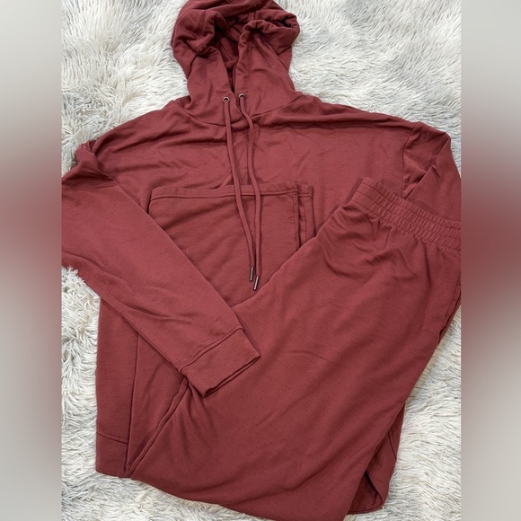 Max & Mia Burgundy Lounge Set - Picture 9 of 9